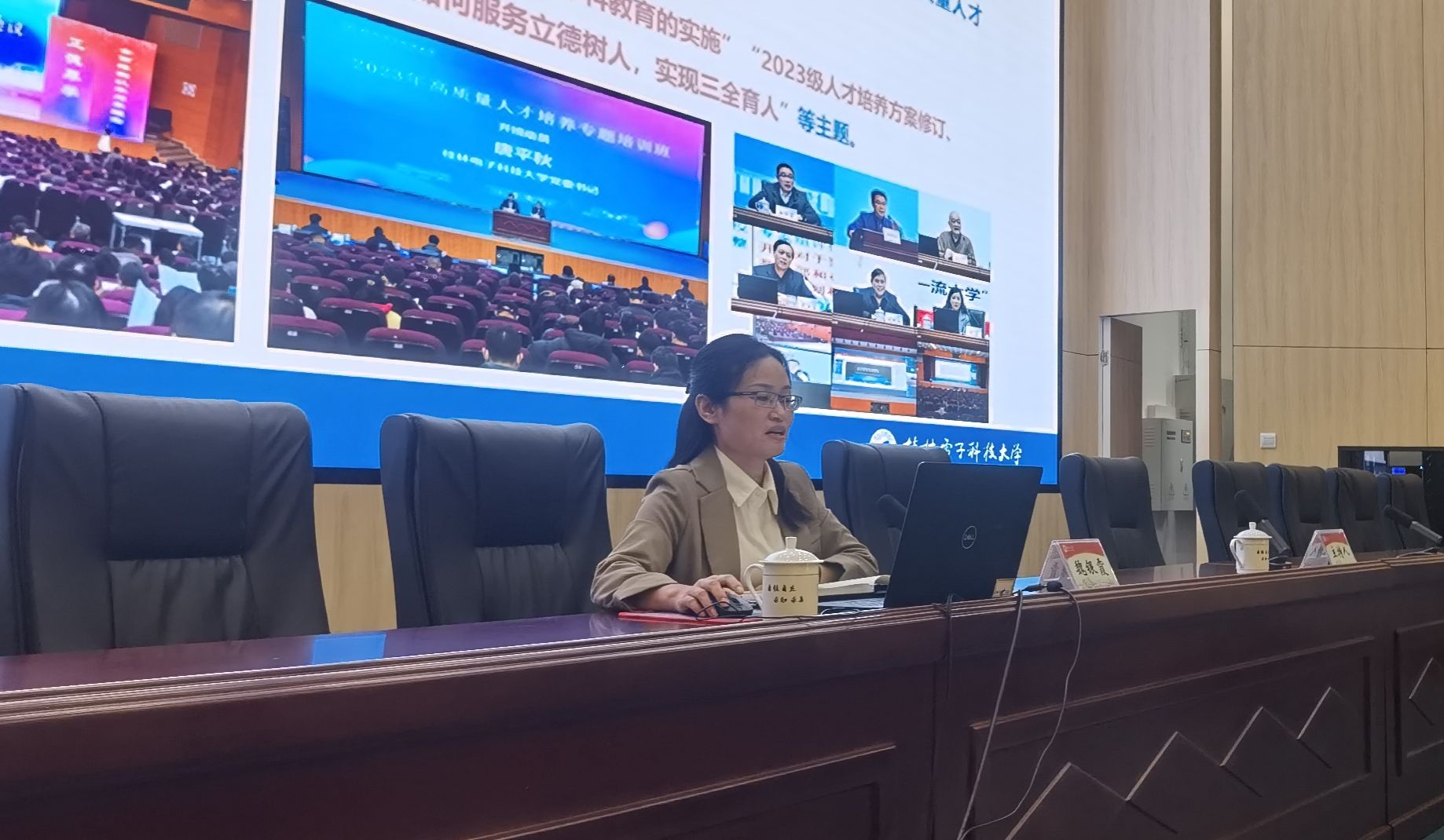 图为魏银霞授课侧写