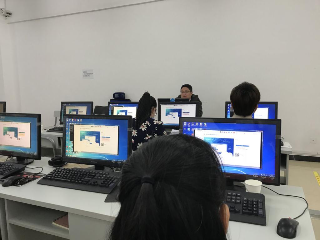 图为蒋炜杰在培训中