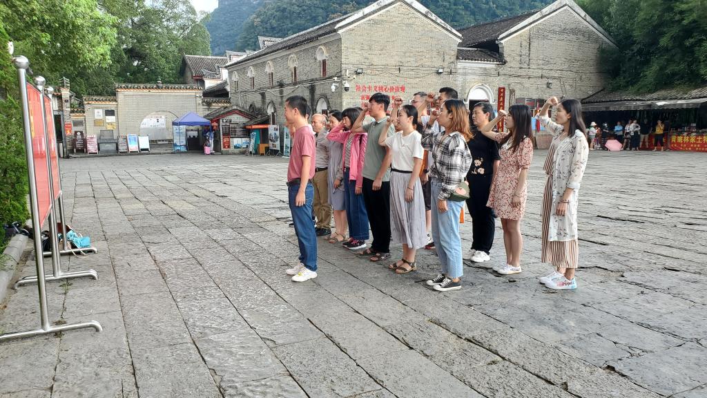 图为重温入党誓词现场