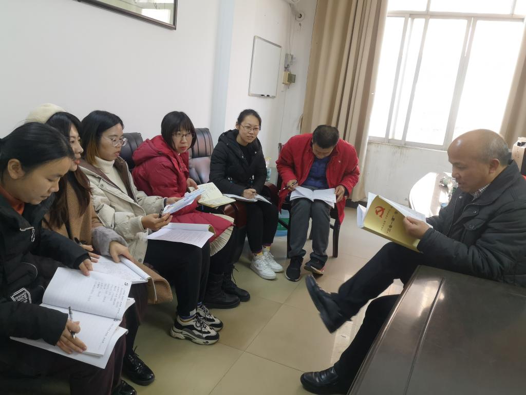 图为教务处第一党小组会议现场