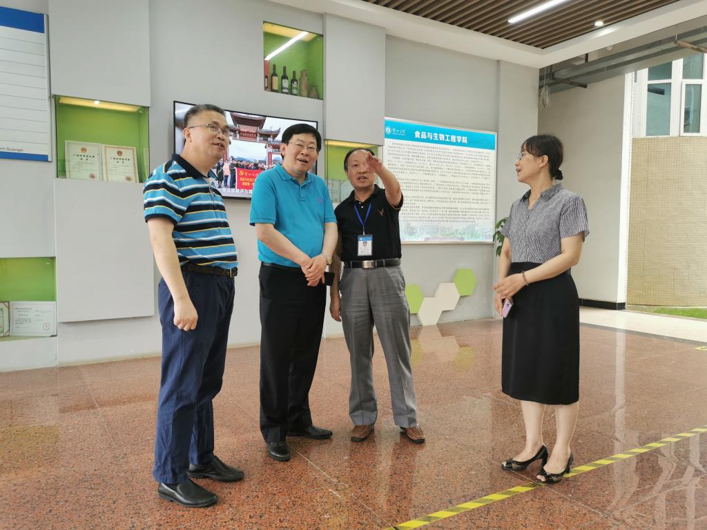 图为考查现场
