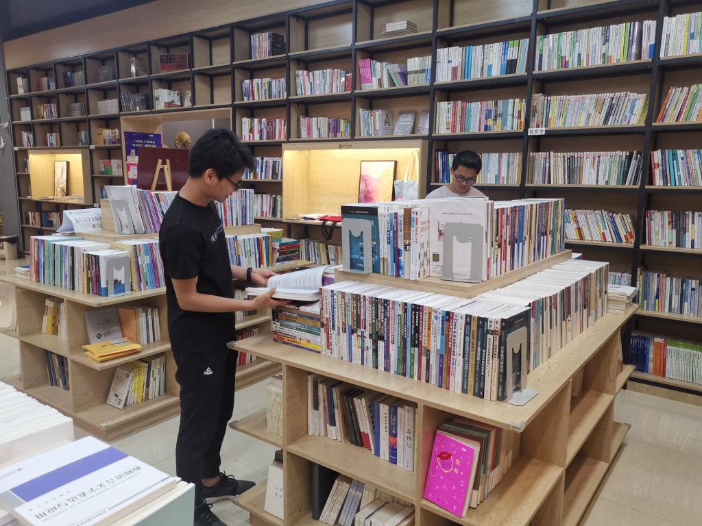 图为教师阅览教材