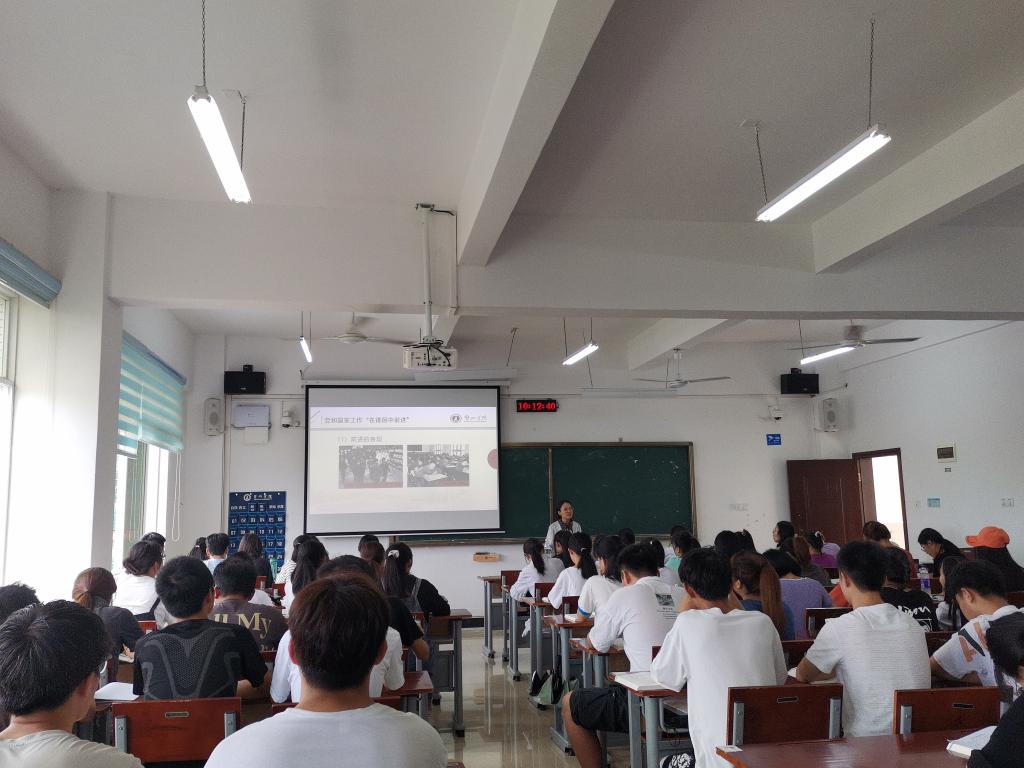 图为周冬梅老师授课现场