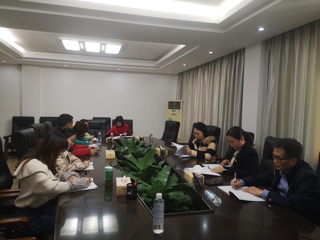 图为第一党小组党员开展学习过程
