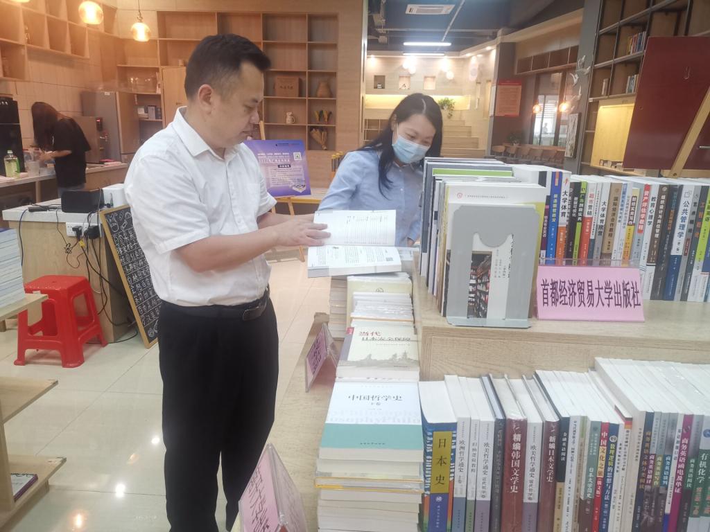 图为书展现场