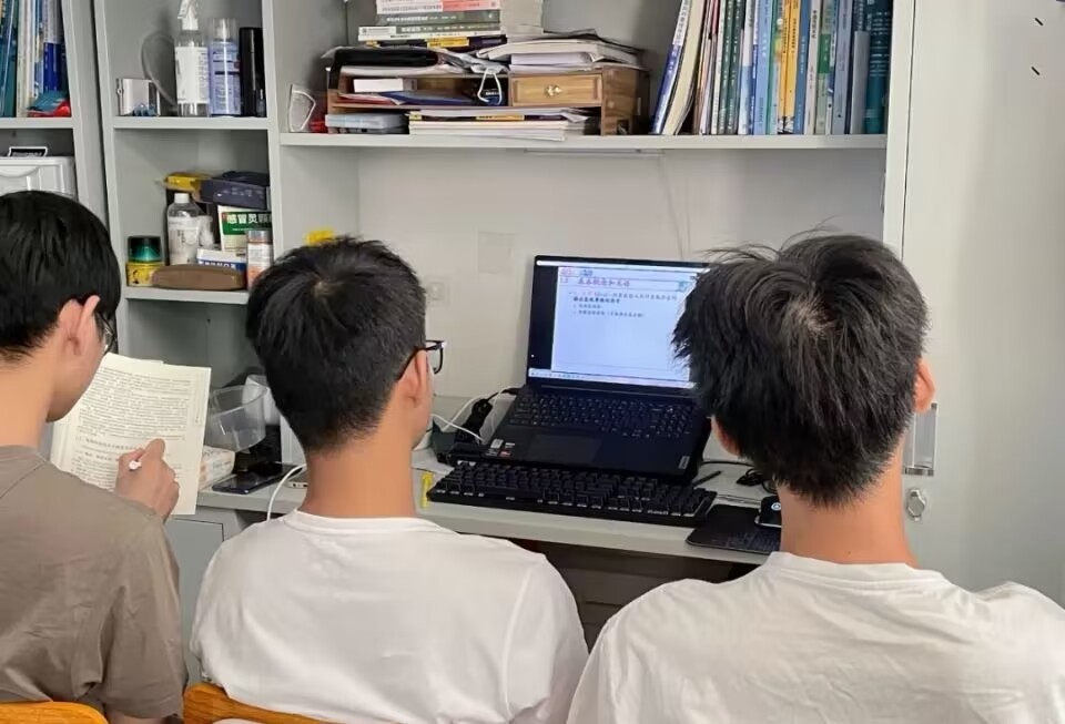 图为线上教学现场